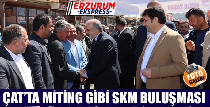 AK PARTİ, ÇAT'TA MİTİNG GİBİ SKM BULUŞMASI YAPTI