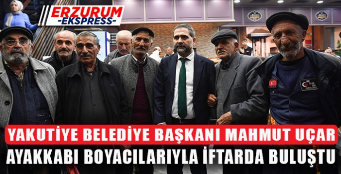 Belediye Başkanı ayakkabı boyacılarıyla iftar yaptı