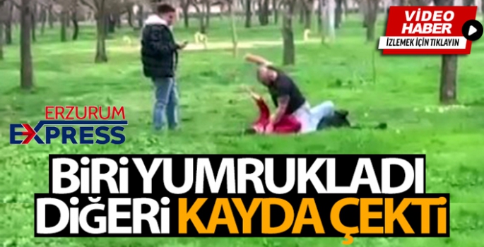 Biri yumrukladı diğeri kayda çekti