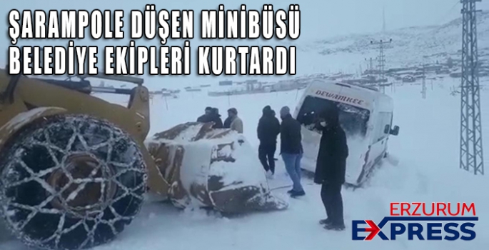 Buzlu yolda şarampole düşen minibüs yol açma dozeri ile kurtarıldı