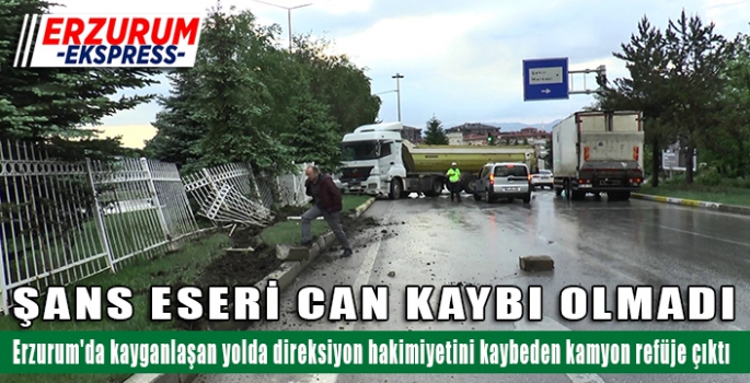 Erzurum'da yağış sonrası kayganlaşan yolda direksiyon hakimiyetini kaybeden kamyon refüje çıktı