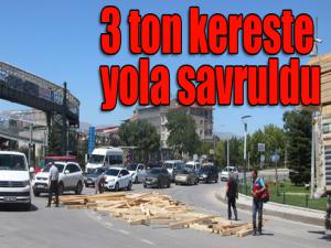 3 ton kereste yola savruldu