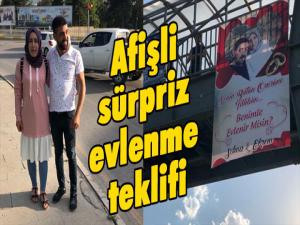 Afişli sürpriz evlenme teklifi 