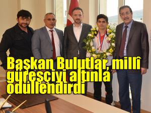 Başkan Bulutlar, millî güreşçiyi altınla ödüllendirdi 