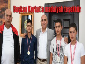 Başkan Korkuta madalyalı teşekkür 