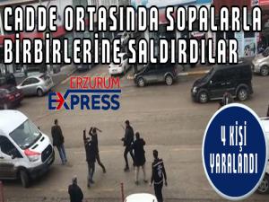  Cadde ortasında sopalarla birbirlerine saldırdılar