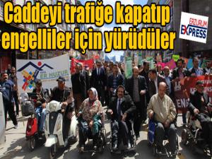 Caddeyi trafiğe kapatıp engelliler için yürüdüler