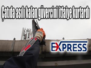  Çatıda asılı kalan güvercini itfaiye kurtardı 