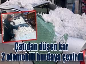 Çatıdan düşen kar 2 otomobili hurdaya çevirdi