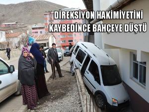 Direksiyon hakimiyetini kaybetti, bahçe duvarından aşağı düştü 