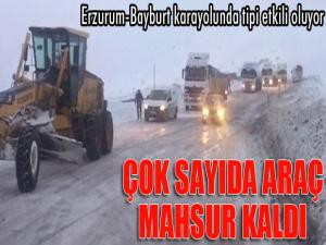 Erzurum - Bayburt karayolunda çok sayıda araç tipi nedeniyle mahsur kaldı
