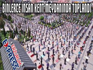 Erzurumda binlerce vatandaş cuma namazı kılmak için kent meydanlarına akın etti