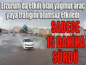 Erzurumda etkili olan yağmur araç ve yaya trafiğini olumsuz etkiledi