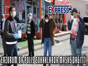 Erzurumda polisler sokaklarda maske dağıttı