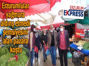 Erzurumlular yağmura aldırış etmedi, şemsiyesini alan pazara koştu