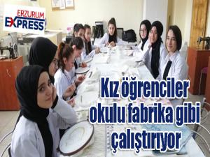 Kız öğrenciler okulu fabrika gibi çalıştırıyor