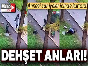 Lağım çukuruna düşen çocuğu annesi saniyeler içinde kurtardı