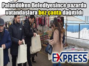 Palandöken Belediyesince pazarda vatandaşlara bez çanta dağıtıldı 