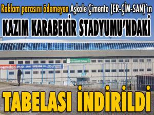 Reklam parasını ödemeyen Aşkale Çimento (ER-ÇİM-SAN)ın stadyumdaki tabelası indirildi