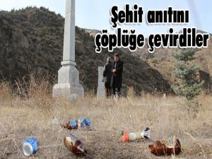 Şehit anıtını çöplüğe çevirdiler 