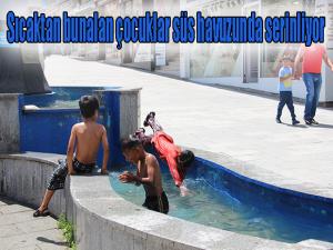 Sıcaktan bunalan çocuklar süs havuzunda serinliyor 