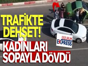 Trafikte tartıştığı kadınları sopayla dövdü