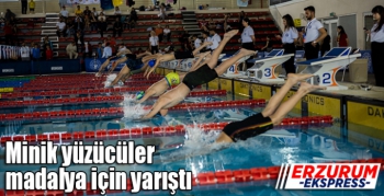  Minik yüzücüler madalya için yarıştı