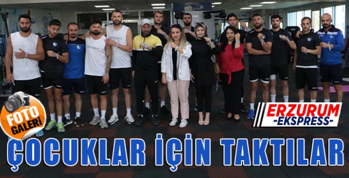 MAVİ KURDELELERİ TAKTILAR