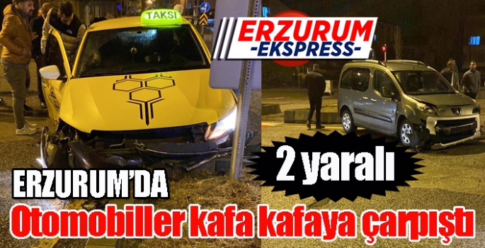 Otomobiller kavşakta kafa kafaya çarpıştı