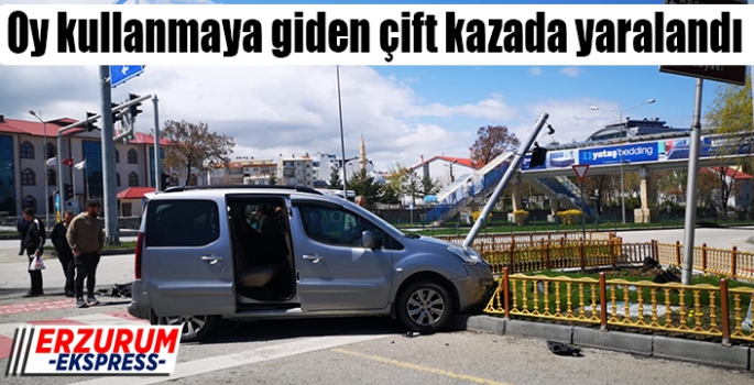 Oy kullanmaya giden çift kazada yaralandı