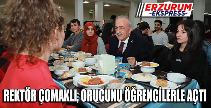  Rektör Çomaklı, iftarını öğrencilerle birlikte yaptı