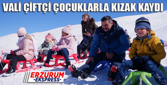 Vali Çiftçi çocuklarla kızak kaydı