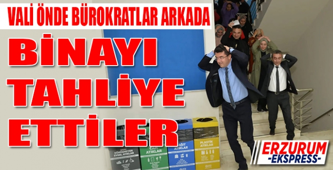 VALİ ÖNDE BÜROKRATLAR ARKADA BİNAYI TAHLİYE ETTİLER