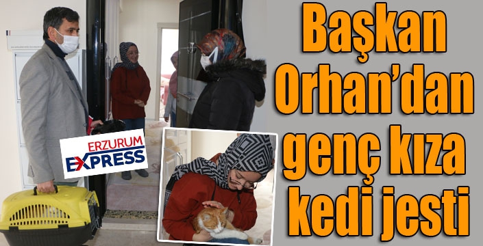 Başkan Orhan’dan genç kıza kedi jesti