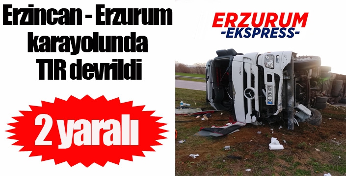 Erzincan - Erzurum karayolunda TIR devrildi: 2 yaralı