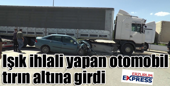 Işık ihlali yapan otomobil tırın altına girdi...