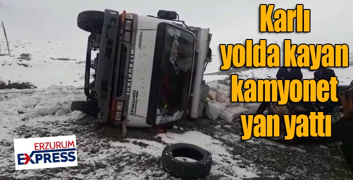 Karlı yolda kayan kamyonet yan yattı