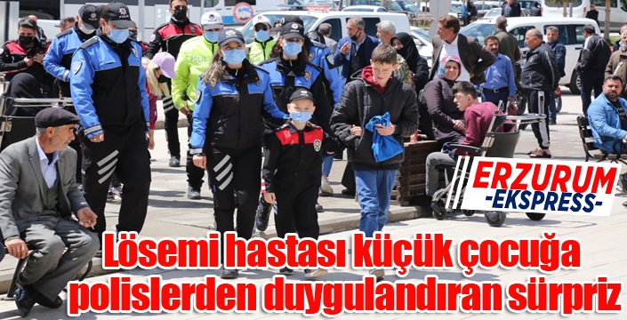 Lösemi hastası küçük çocuğa polislerden duygulandıran sürpriz