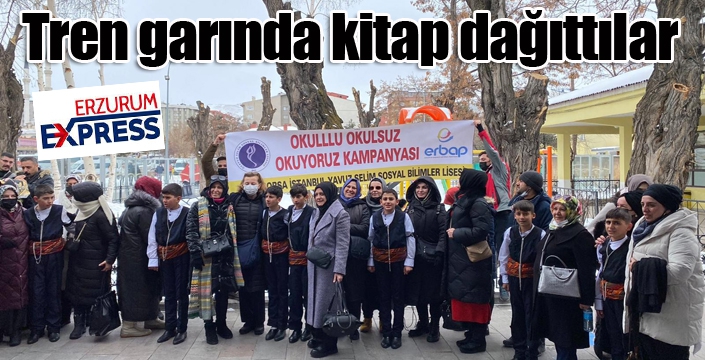 ‘Okullu Okulsuz Okuyoruz’ projesi kapsamında tren garında kitap dağıttılar