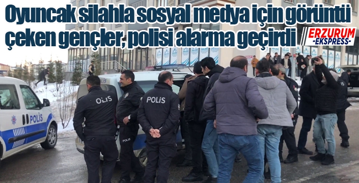 Oyuncak silahla sosyal medya için görüntü çeken gençler, polisi alarma geçirdi