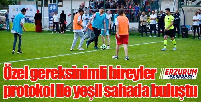 Özel gereksinimli bireyler protokol ile yeşil sahada buluştu