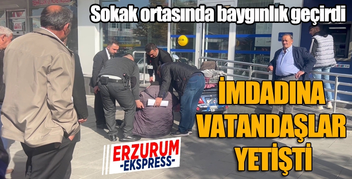 Sokak ortasında nöbet geçiren yaşlı adamın yardımına vatandaşlar koştu