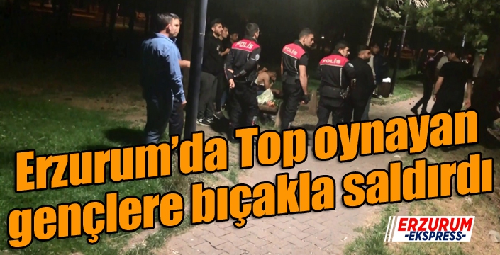 Top oynayan gençlere bıçakla saldırdı