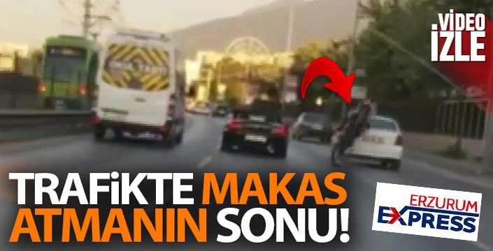 Trafikte makas atan motosiklet sürücüsü otomobile böyle çarptı