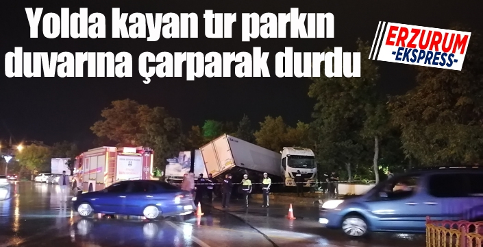 Yolda kayan tır parkın duvarına çarparak durdu